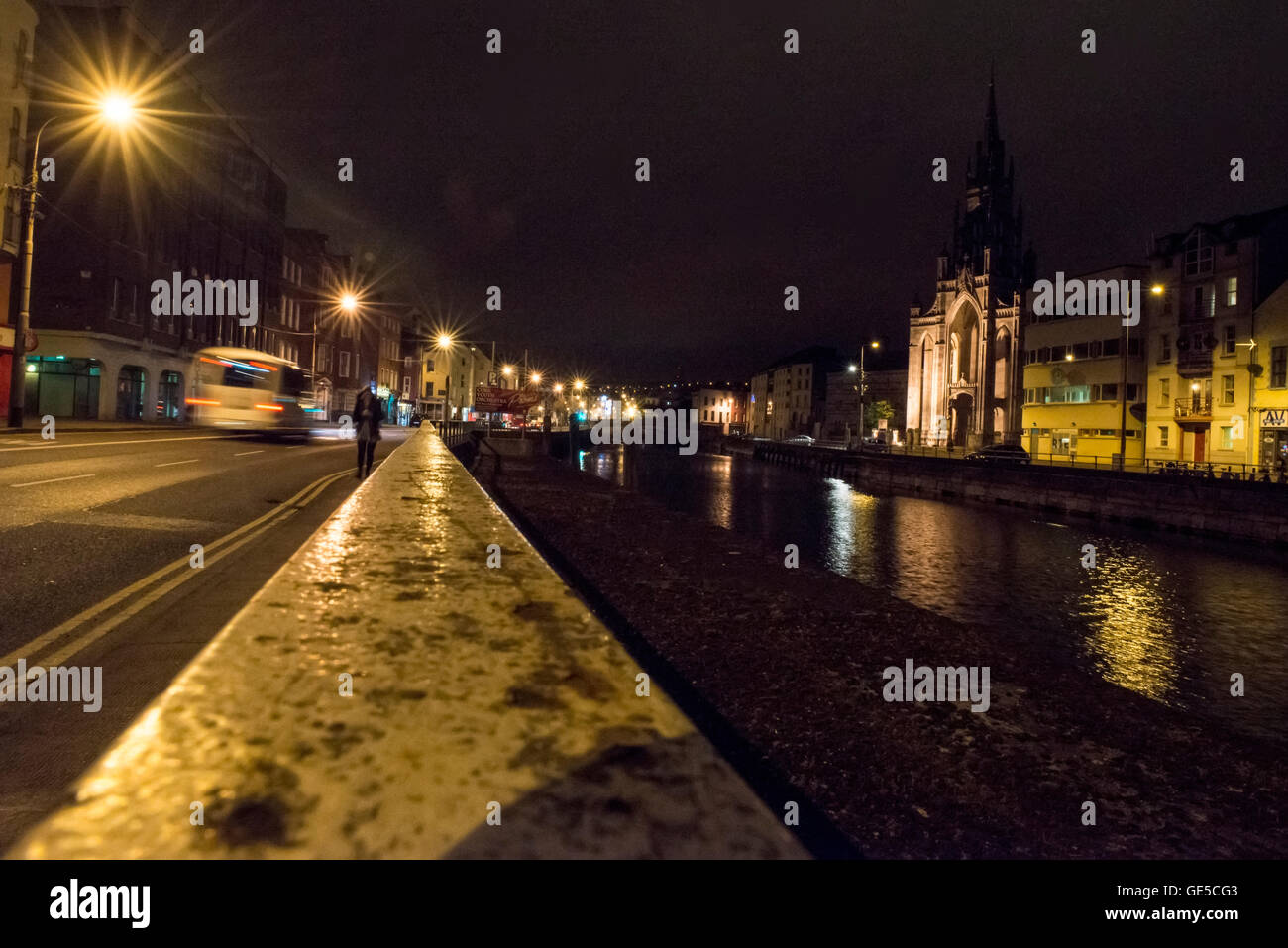 Vue de nuit sur la rive de la rivière Lee à l'intérieur de la ville de Cork, dans le sud de l'Irlande Banque D'Images