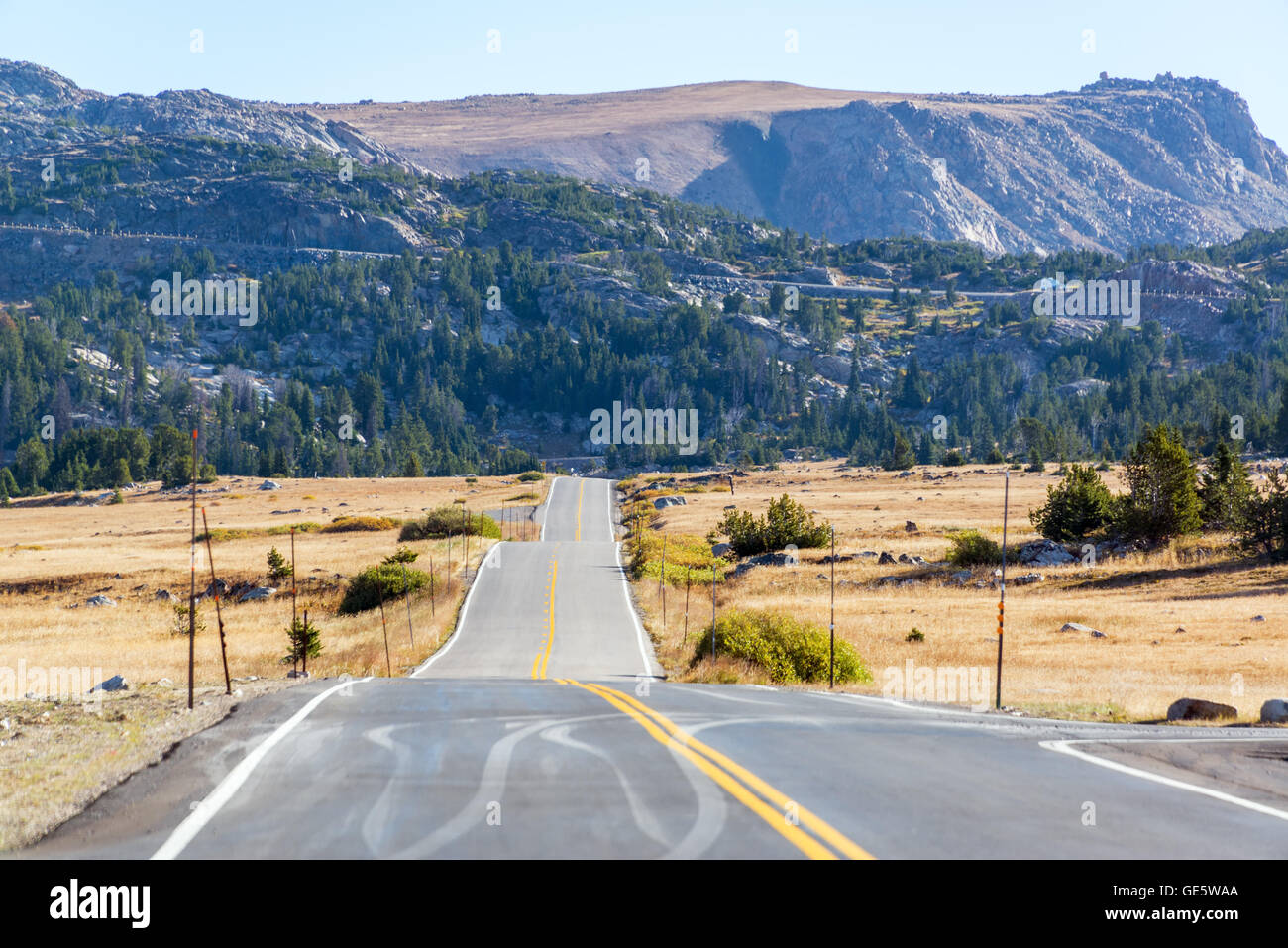 L'autoroute menant au désert dans la forêt nationale de Shoshone et les Beartooth Mountains dans le Wyoming Banque D'Images