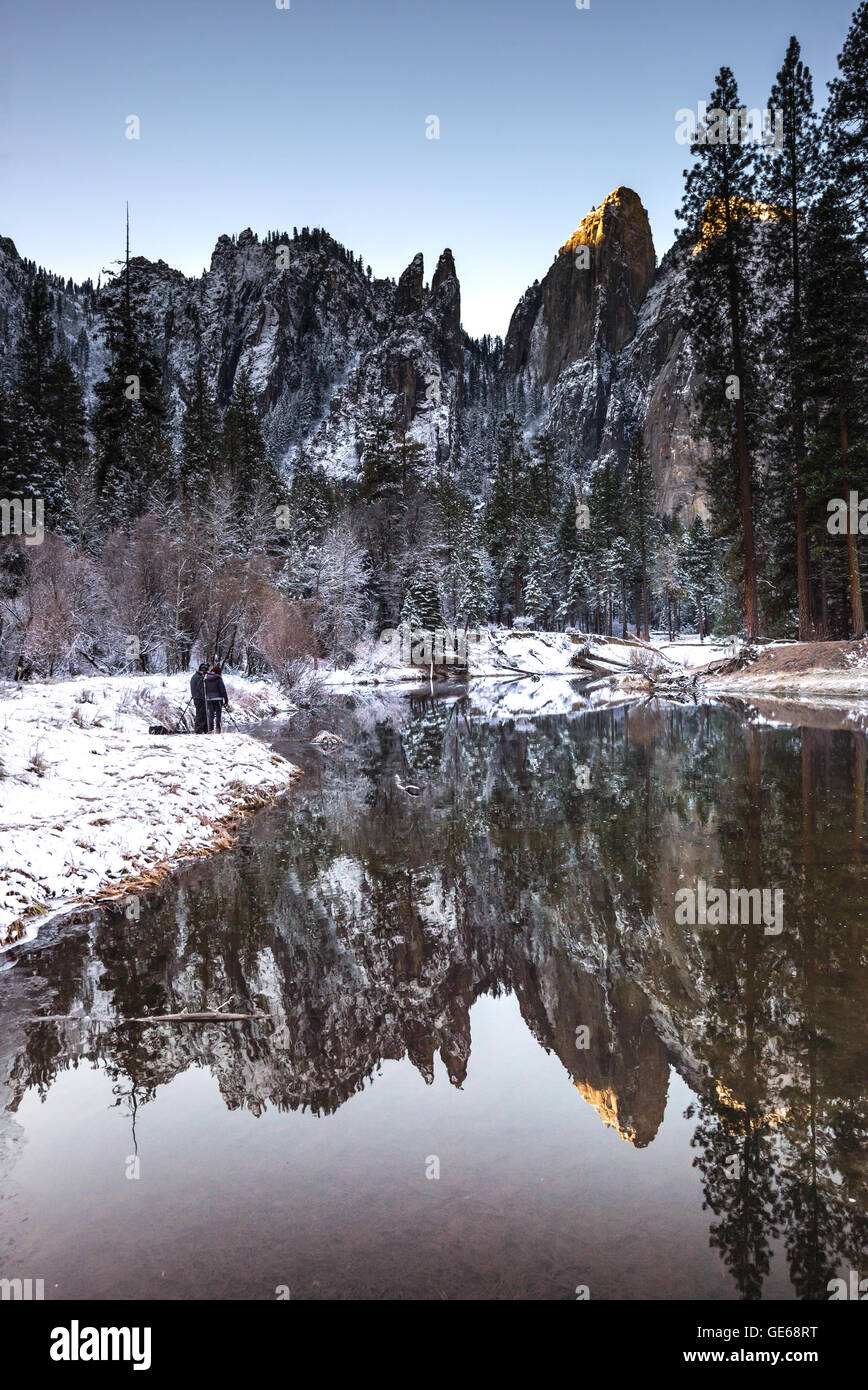 La Cathédrale de Yosemite Rocks reflète dans l'eau stagnante. Banque D'Images