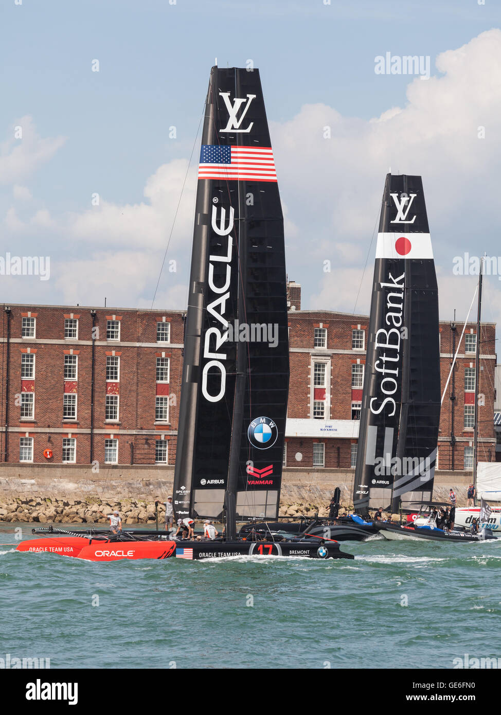 L'équipe de Softbank au Japon et l'équipe Oracle USA avant le 2016 America's Cup World Series à Portsmouth, Royaume-Uni Banque D'Images