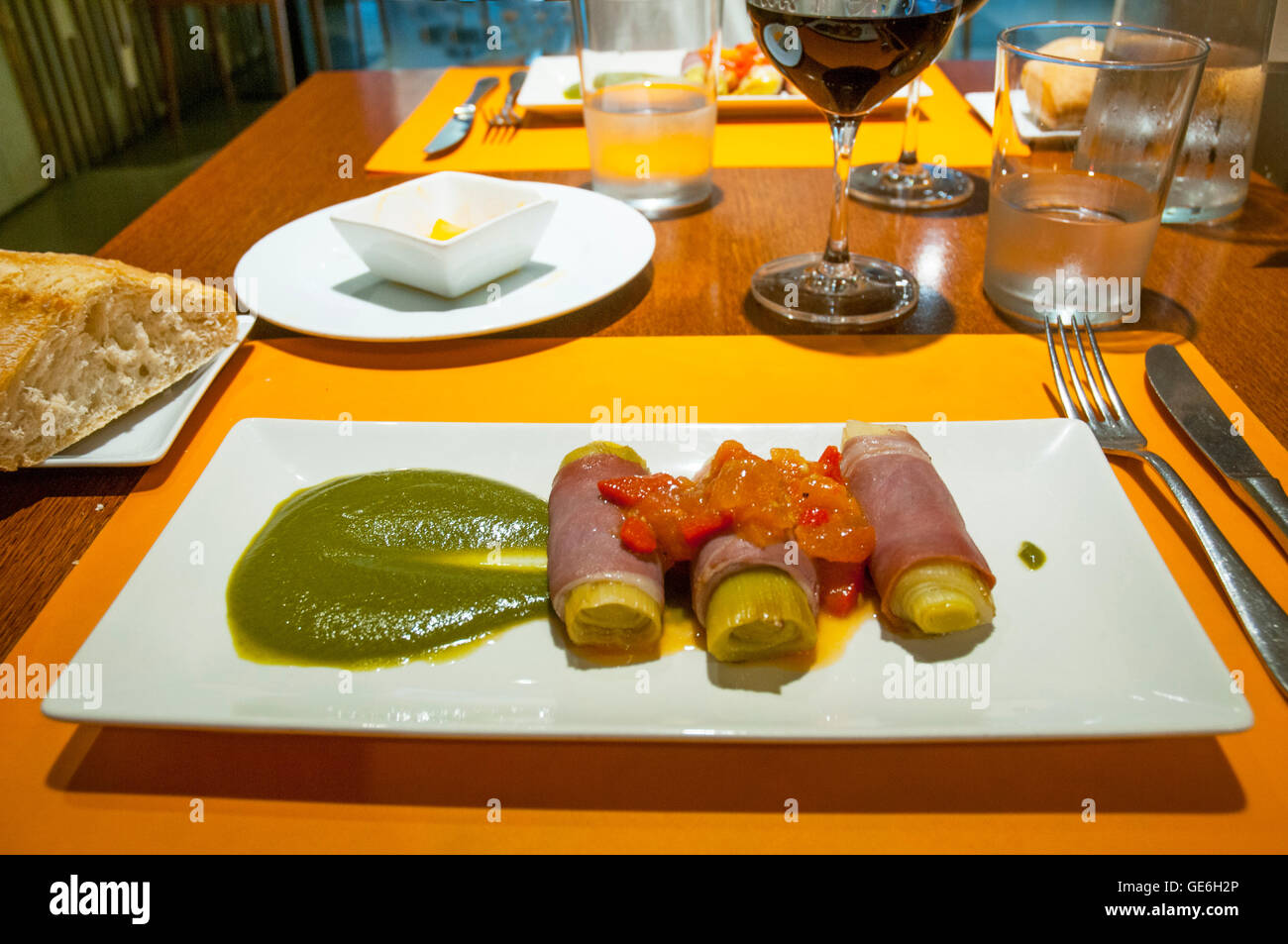 Poireaux au jambon et légumes dans un restaurant. Madrid, Espagne. Banque D'Images
