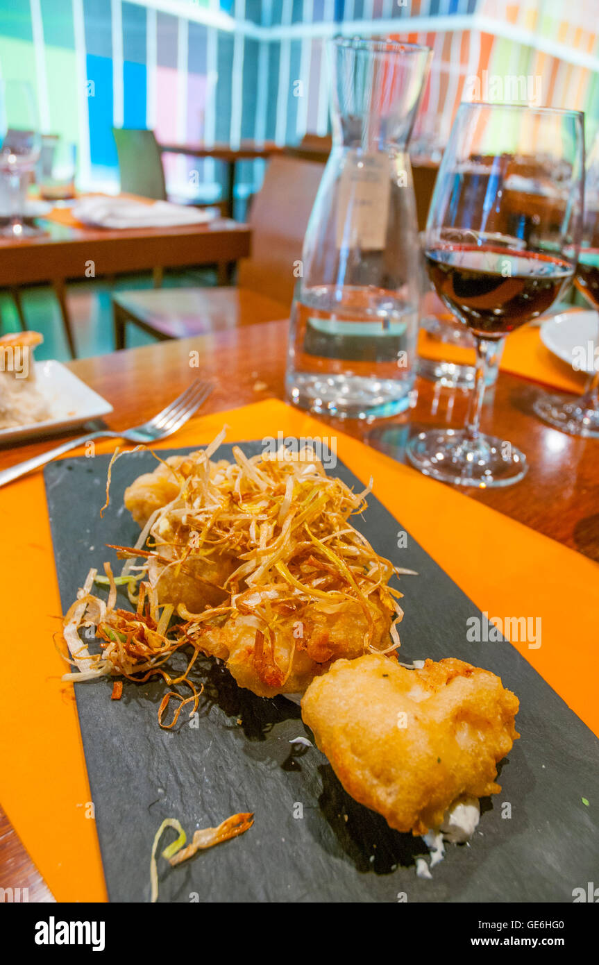 Morue frite frit avec la ciboulette et la sauce alioli sur plateau ardoise dans un restaurant. Madrid, Espagne. Banque D'Images