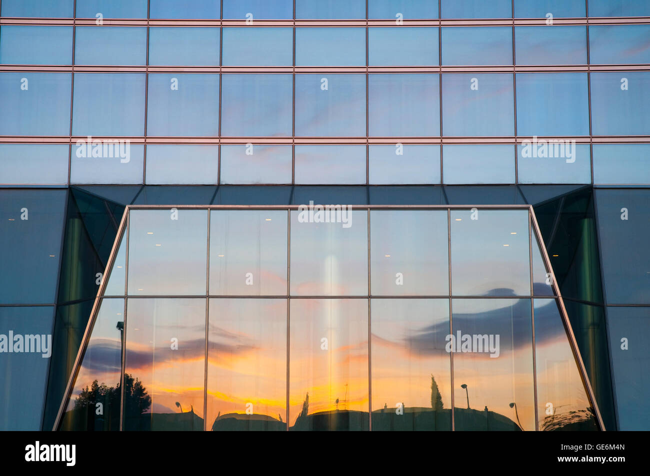 Lever du soleil reflétée sur la façade de la tour de cristal. CTBA, Madrid, Espagne. Banque D'Images