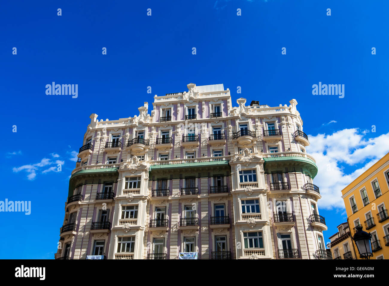 MADRID, ESPAGNE- 16 MARS 2016 : Gran Vía est une rue commerçante et haut de gamme situé dans le centre de Madrid. Rue est connu sous le nom de t Banque D'Images