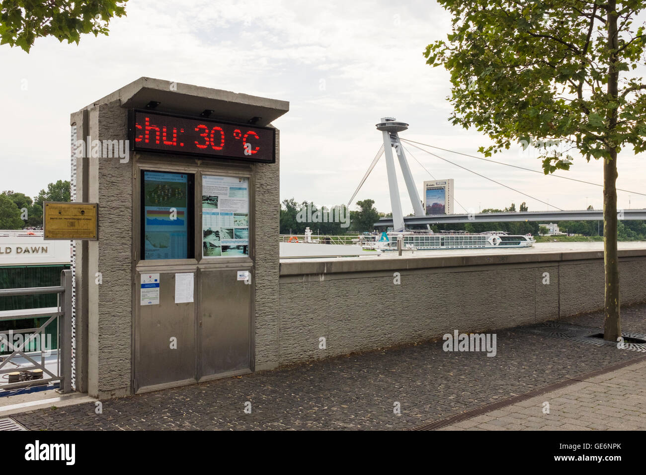 Vajanskeho nabrezie, Bratislava. Une chaude journée d'été, le SNP Bridge en arrière-plan Banque D'Images
