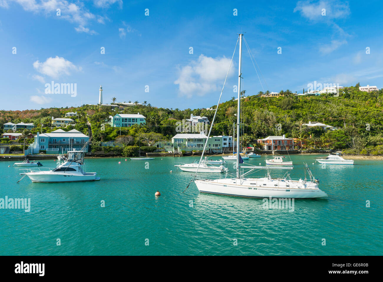 Les bateaux de plaisance dans la baie du Juif, les Bermudes, avec Gibbs Hill Lighthouse derrière, Southampton Parish, Bermudes Banque D'Images