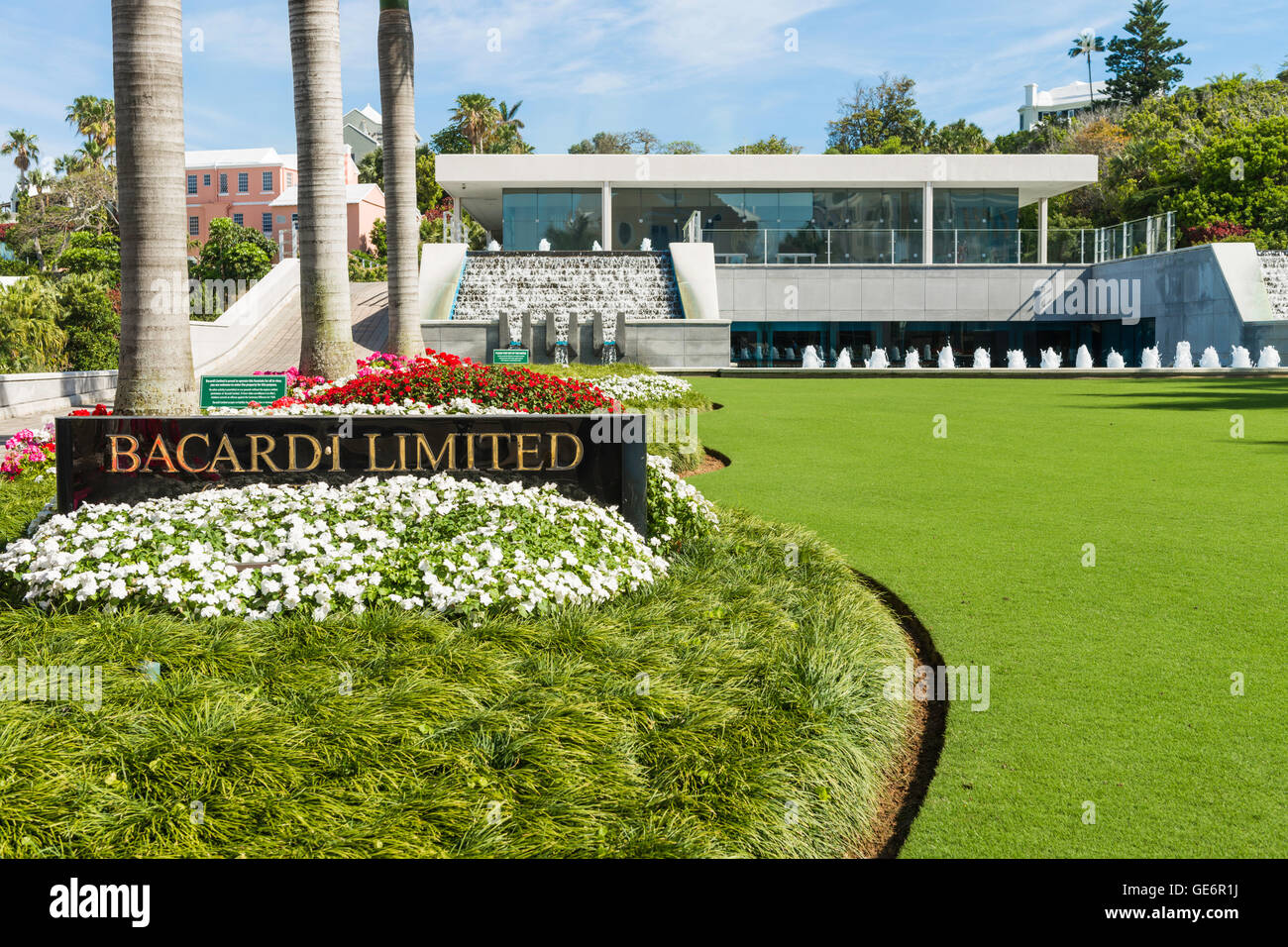 Des jardins luxuriants au siège mondial de la marque de rhum Bacardi, Hamilton, Bermudes. Conçu par Mies van der Rohe. Banque D'Images