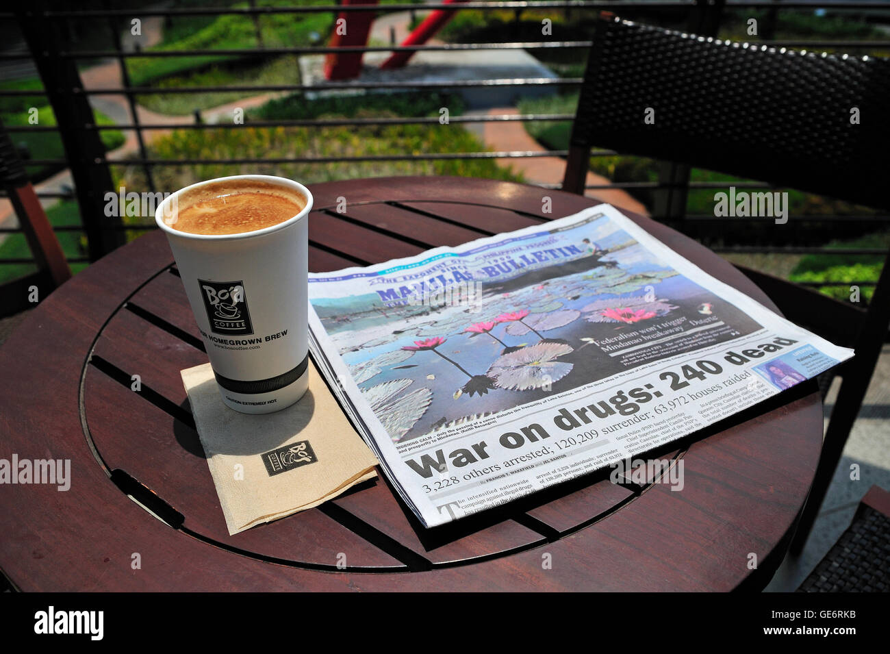 Journal quotidien à Bo's Coffee shop Centre Ayala Cebu City aux Philippines Banque D'Images