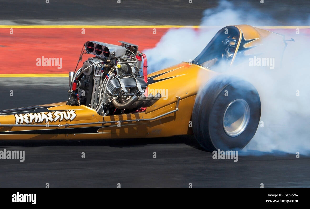 Vintage slingshot dragster mené par Jon Webster à Santa Pod. Banque D'Images