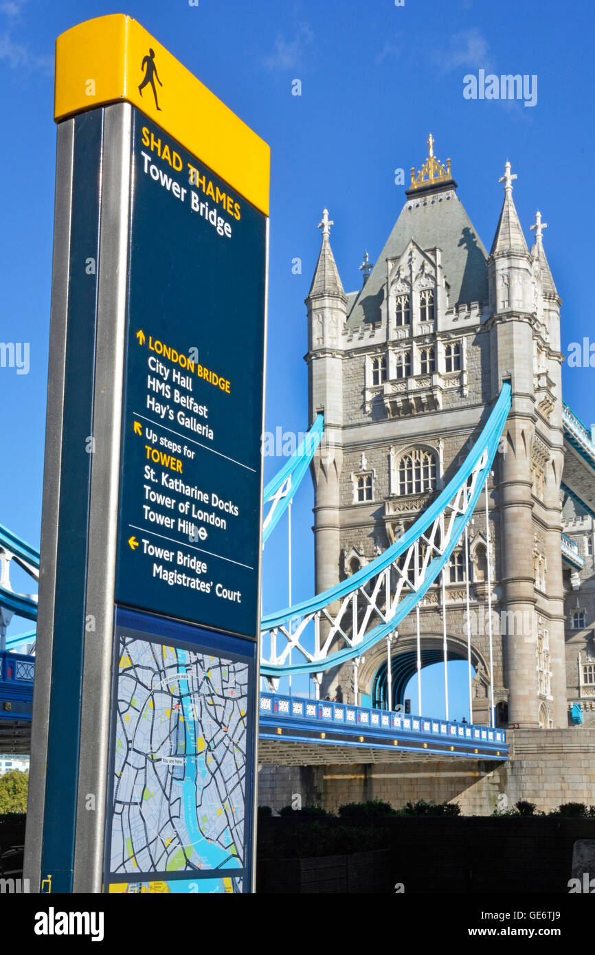 Lisible moderne London street signe avec l'information des piétons & carte locale à côté de Tower Bridge Southwark England UK Banque D'Images Lisible moderne London street signe avec l'information des piétons & carte locale à côté de Tower Bridge Southwark England UK Banque D'Images