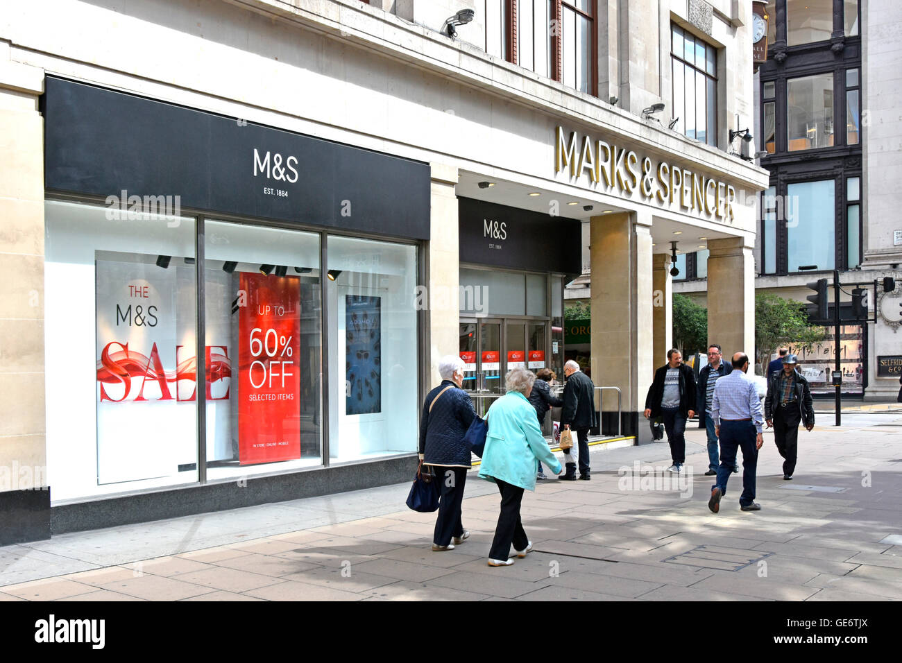 La Mecque du shopping d'Oxford Street avec vitrines et large trottoir du magasin M&S phare Marks and Spencer London West End à Londres, Angleterre, Royaume-Uni Banque D'Images