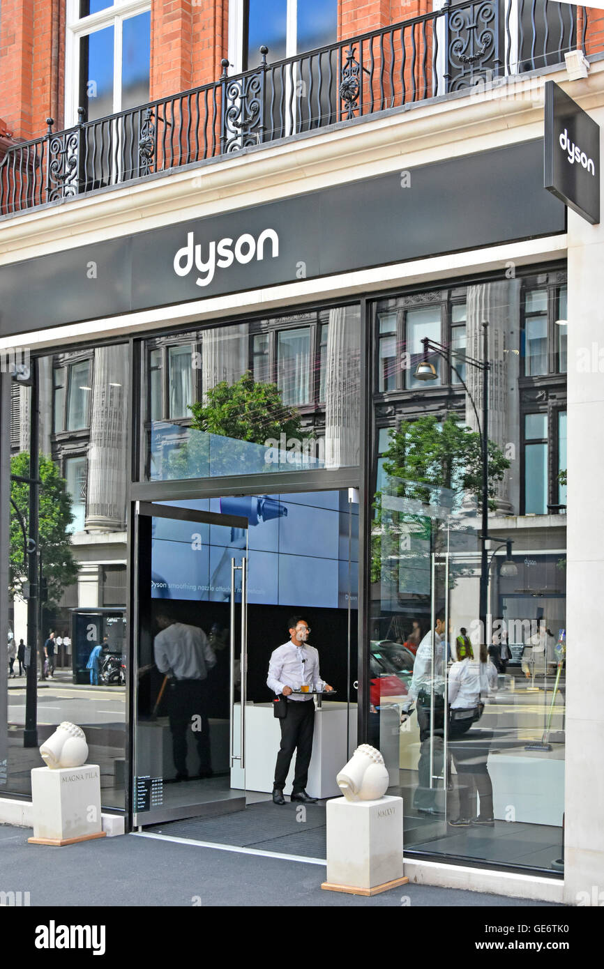 Entrée de la boutique Dyson dans Oxford Street West End London England UK peu après l'ouverture par des réflexions de Selfridges en face des colonnes Banque D'Images