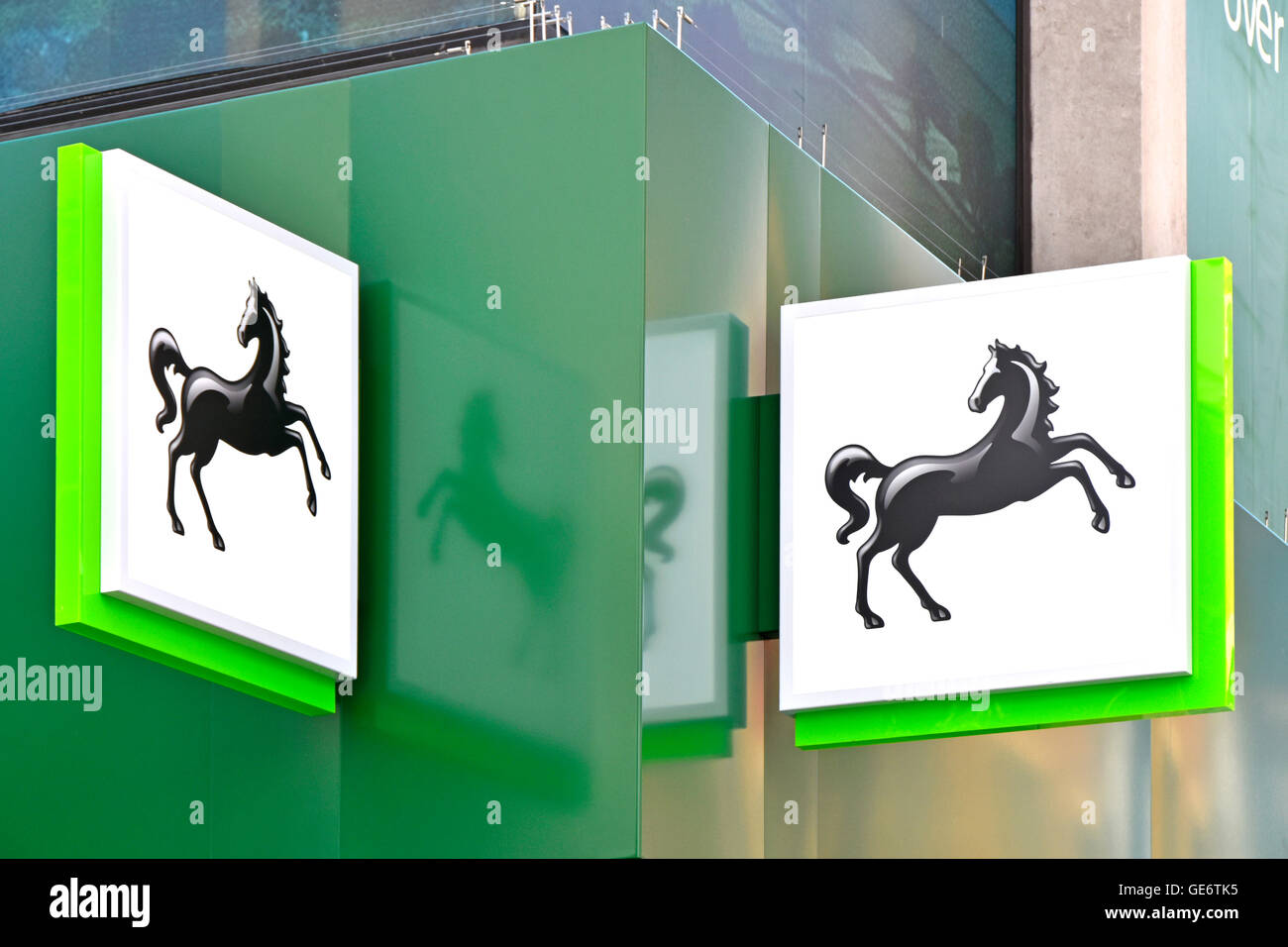 Gros plan de deux affiches noir en forme de cheval sur la façade d'angle du bâtiment de la succursale Lloyds Bank plc à Londres Oxford Street West End, Angleterre, Royaume-Uni Banque D'Images