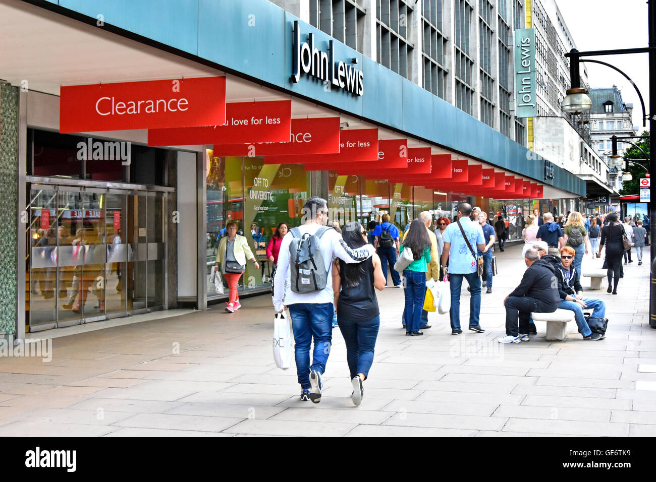 Grand magasin John Lewis Oxford Street jeu d'été magasins vente de bannières rouge couvert de la chaussée ouest de London England UK Banque D'Images