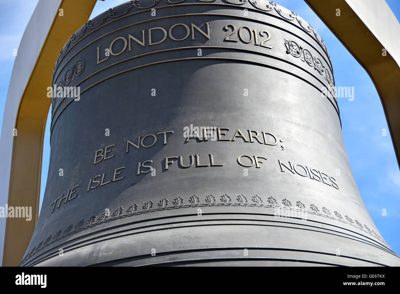 Close up de l'inscription de 'l'shakespearien Tempest' sur le bronze 2012 'Cloche' olympique de Londres a été déménagé au Parc Olympique Reine Elizabeth UK Banque D'Images Close up de l'inscription de 'l'shakespearien Tempest' sur le bronze 2012 'Cloche' olympique de Londres a été déménagé au Parc Olympique Reine Elizabeth UK Banque D'Images