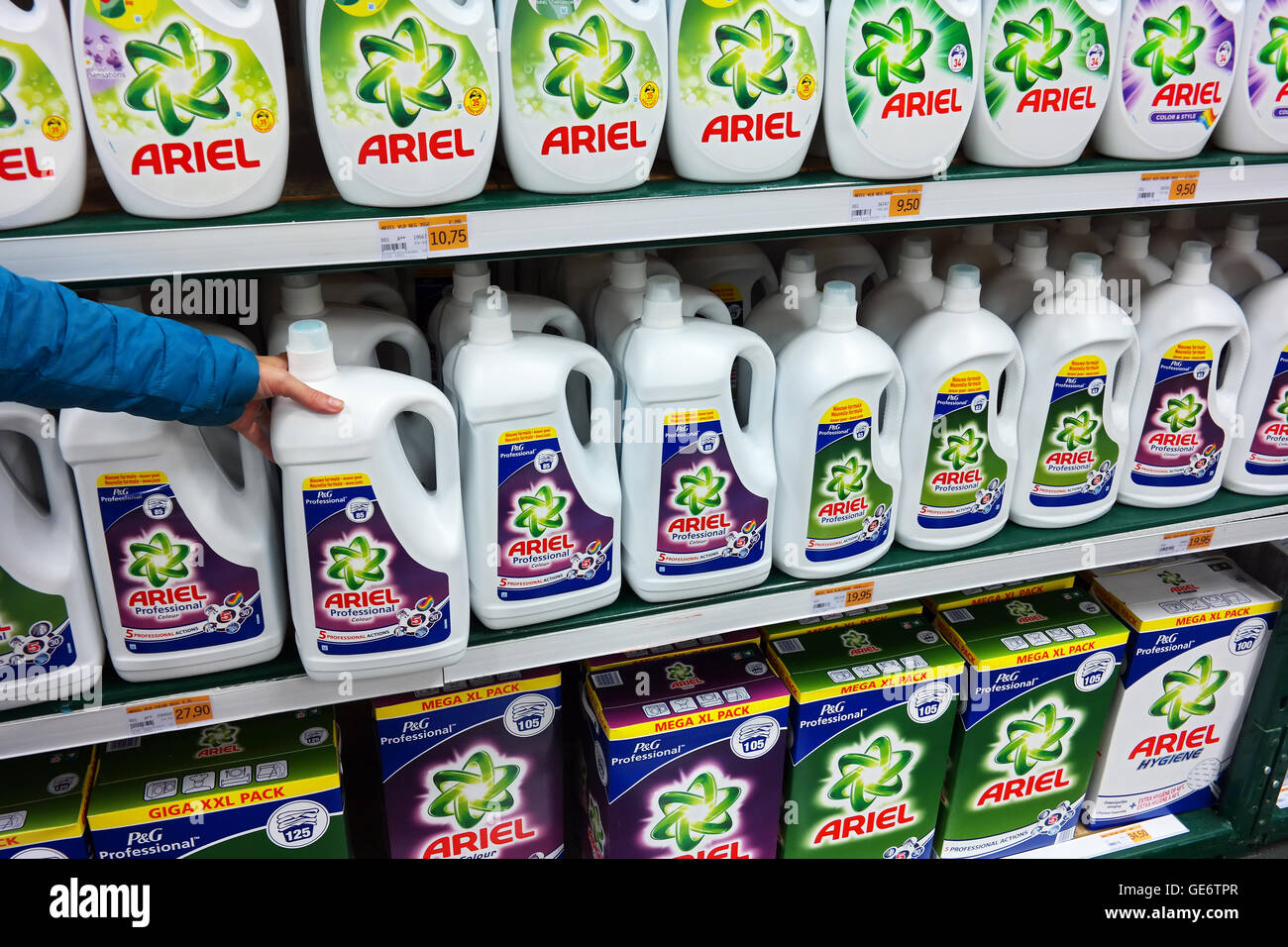 Étagères remplies avec Ariel, une ligne de détergents à lessive, dans un commerce de gros. Banque D'Images