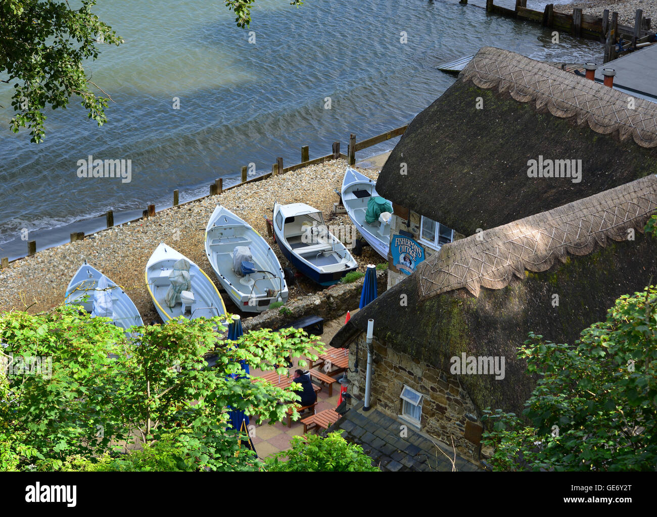 Petite maison de pêcheur et bateaux de pêche. Banque D'Images