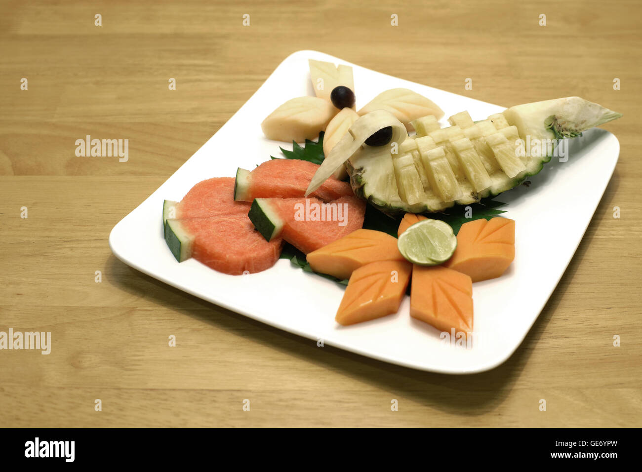 Mélange de fruits ananas papaye pastèque Melon et raisin on white plate Banque D'Images