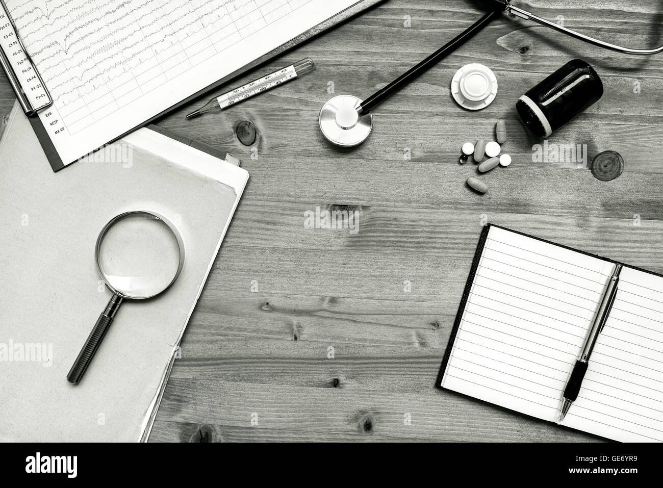 Un assortiment de fournitures de bureau sur le bureau du médecin. Médecin généraliste comme espace de l'espace, copie image monochromatique, vue du dessus. Banque D'Images