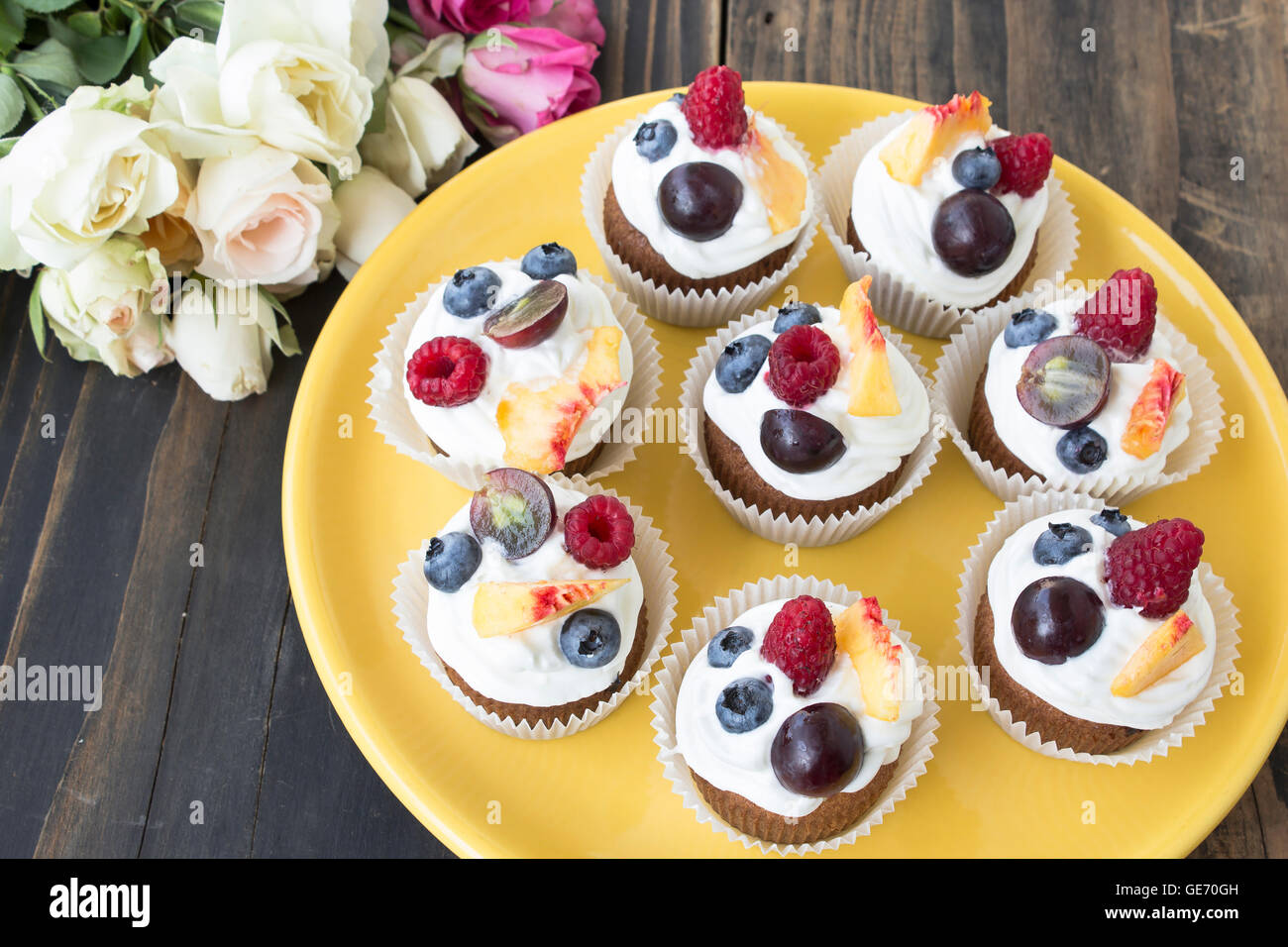 Cupcakes Fruits rafraîchissant sur une plaque jaune. Banque D'Images