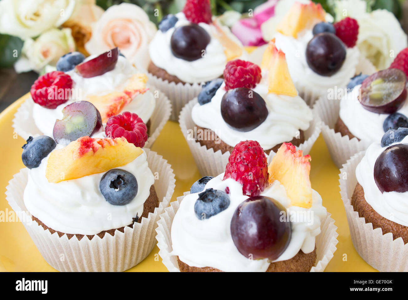 Cupcakes Fruits rafraîchissant sur une plaque jaune. Banque D'Images