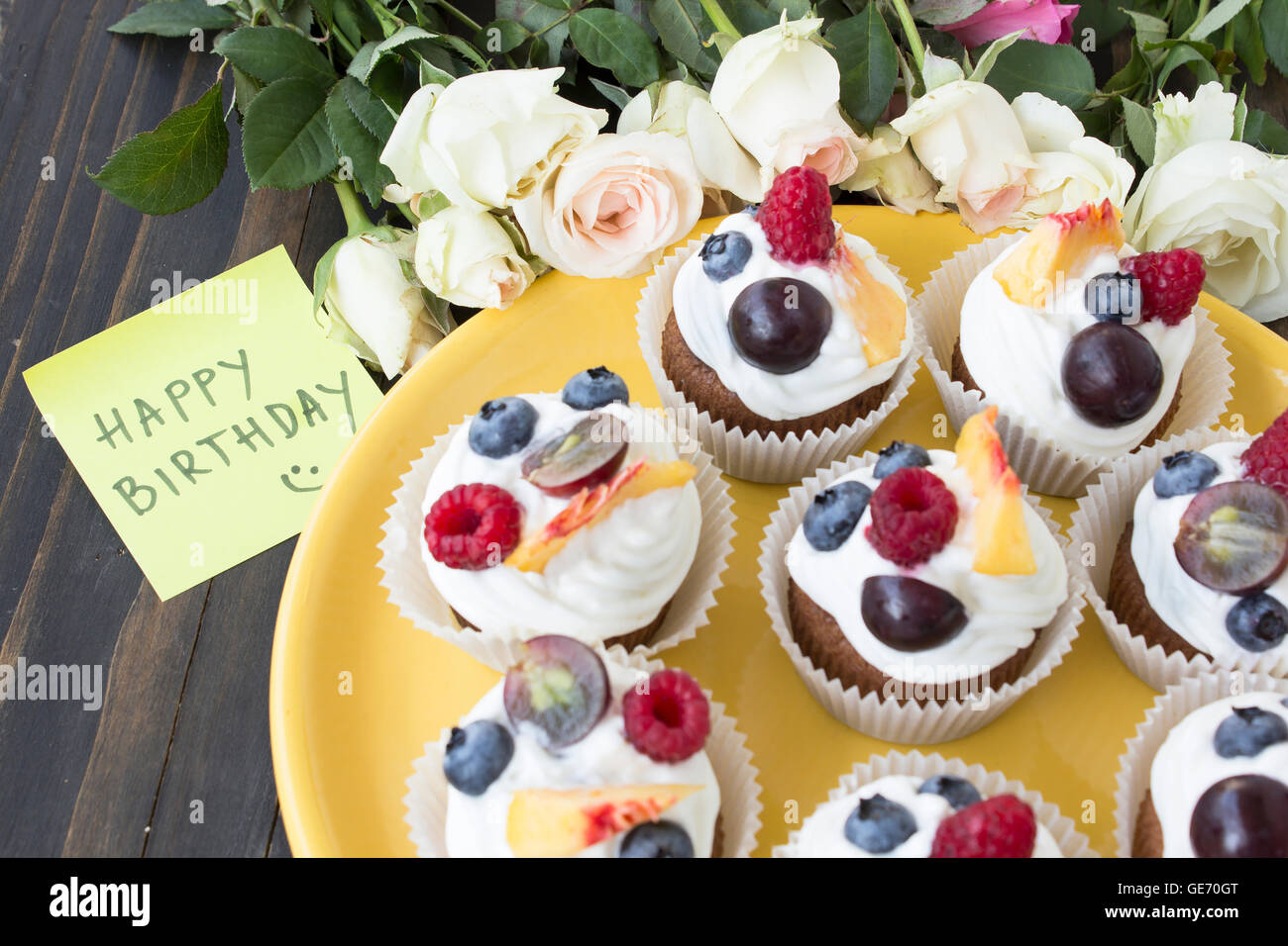 Cupcakes Fruits rafraîchissant avec 'Happy Birthday' en-tête. Banque D'Images