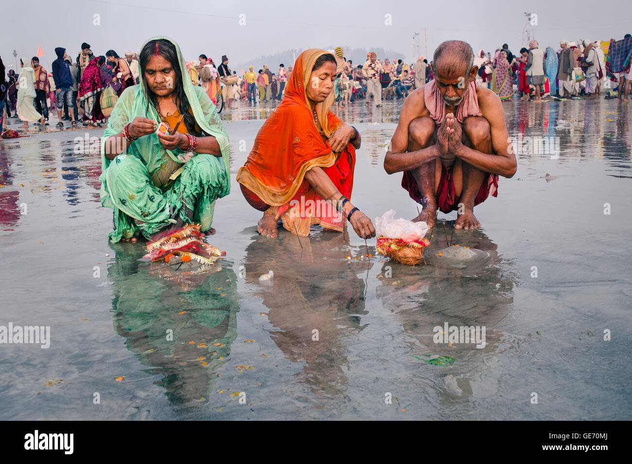 Dévot hindou effectuer le culte à Ganga Sagar plage après le bain sacré. Banque D'Images
