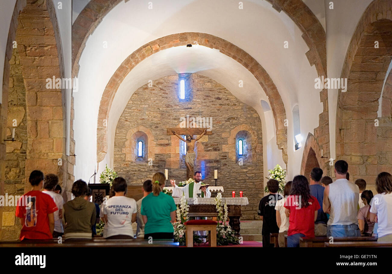 Messe en l'église Santa María la Real. O Cebreiro. Lugo province.L'Espagne. Camino de Santiago Banque D'Images