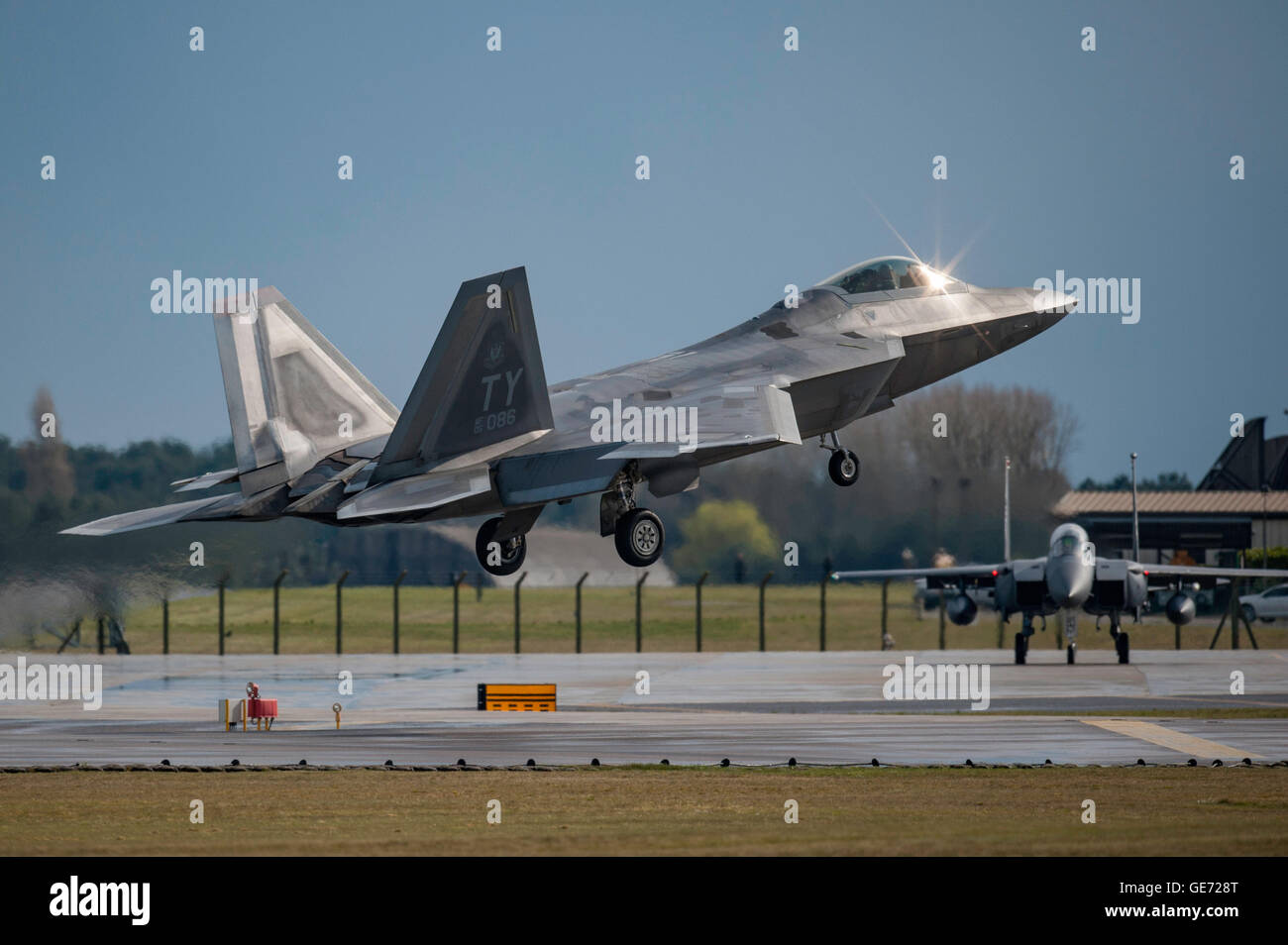 F-22 Raptor, décoller avec un F-15 Eagle en arrière plan à RAF Lakenheath Suffolk Banque D'Images
