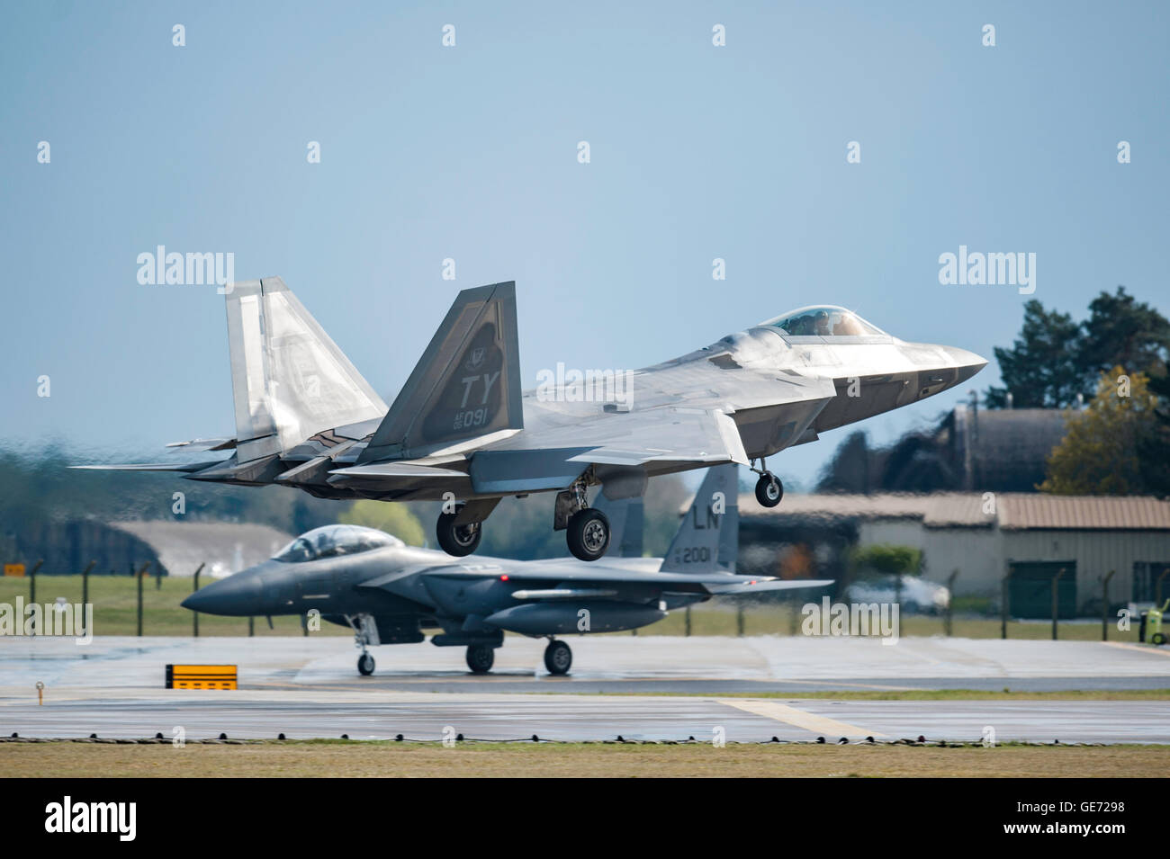 F-22 Raptor, décoller avec un F-15 Eagle en arrière plan à RAF Lakenheath Suffolk Banque D'Images