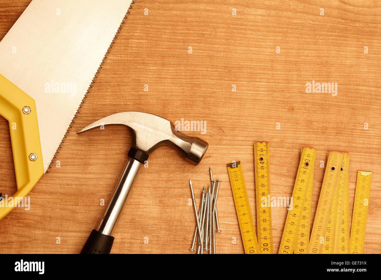 Marteau, clous, règle et vu sur le bois. Copy space Banque D'Images