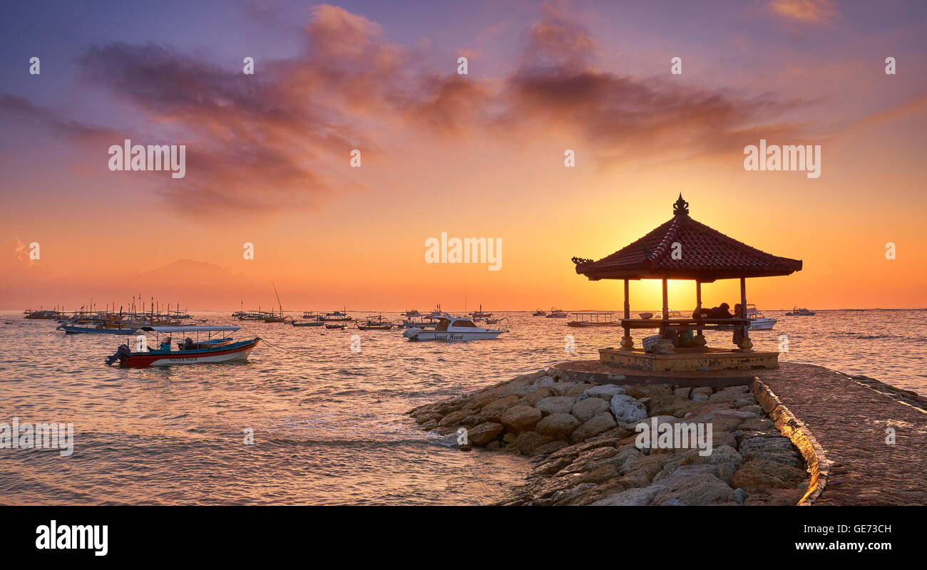 La plage de Sanur, au lever du soleil, Bali, Indonésie Banque D'Images