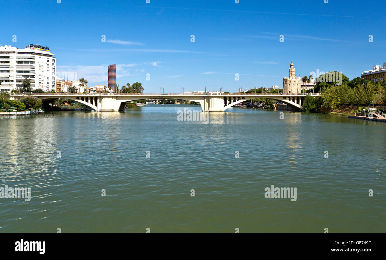 Vue de la Torre del Oro et le pont de San Telmo traversant le Guadalquivir à Séville, Espagne Banque D'Images