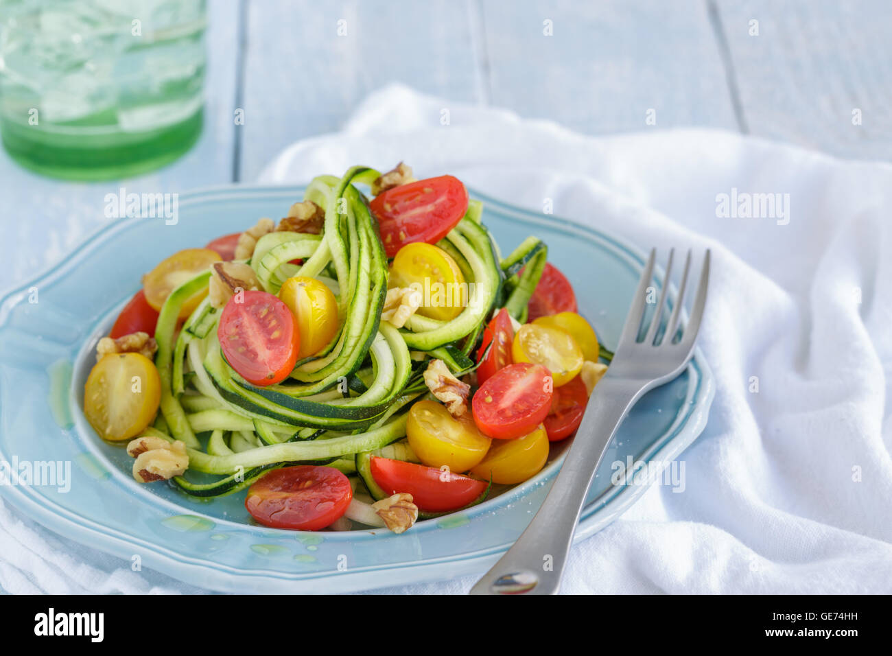 Nouilles aux courgettes aux tomates et noix sautées dans l'huile d'olive Banque D'Images