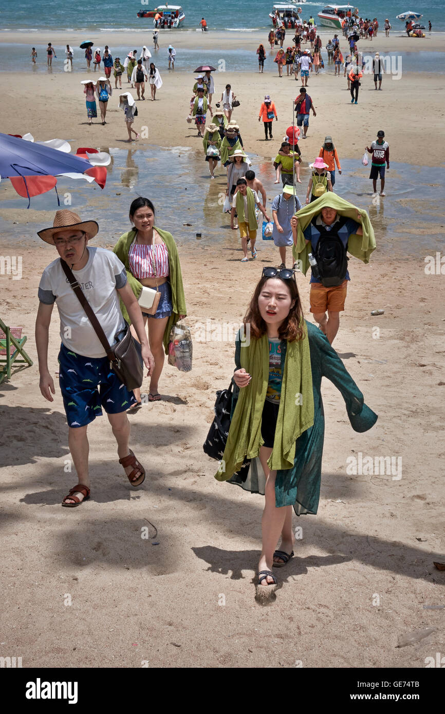 Grand groupe de touristes chinois qui reviennent d'un voyage en bateau. Pattaya Thaïlande S. E. l'Asie. Banque D'Images