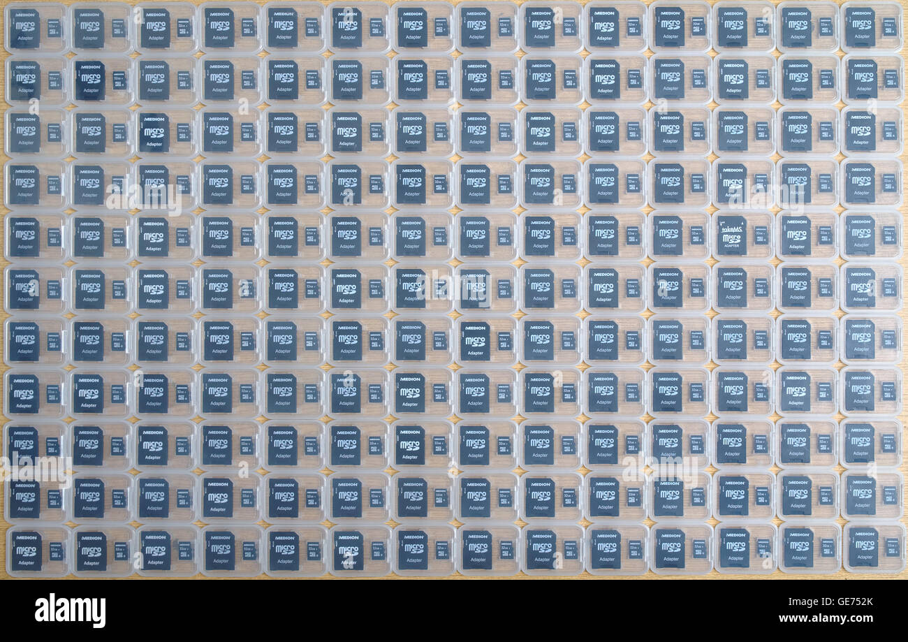 Cartes mémoire micro SD et adaptateurs en boîtes transparentes Banque D'Images