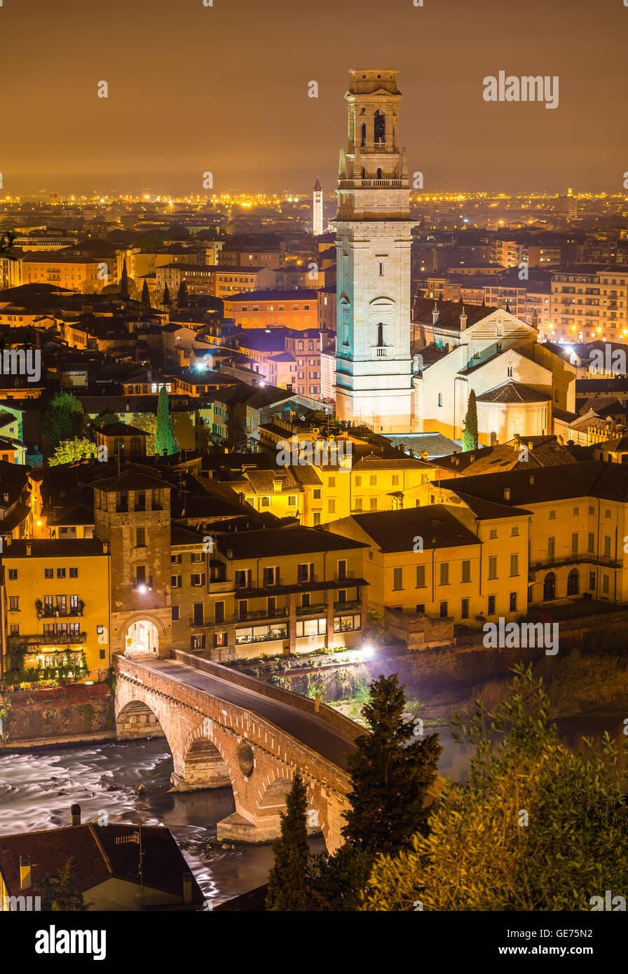 Vue de la cathédrale de Vérone et le Ponte Pietra - Italie Banque D'Images