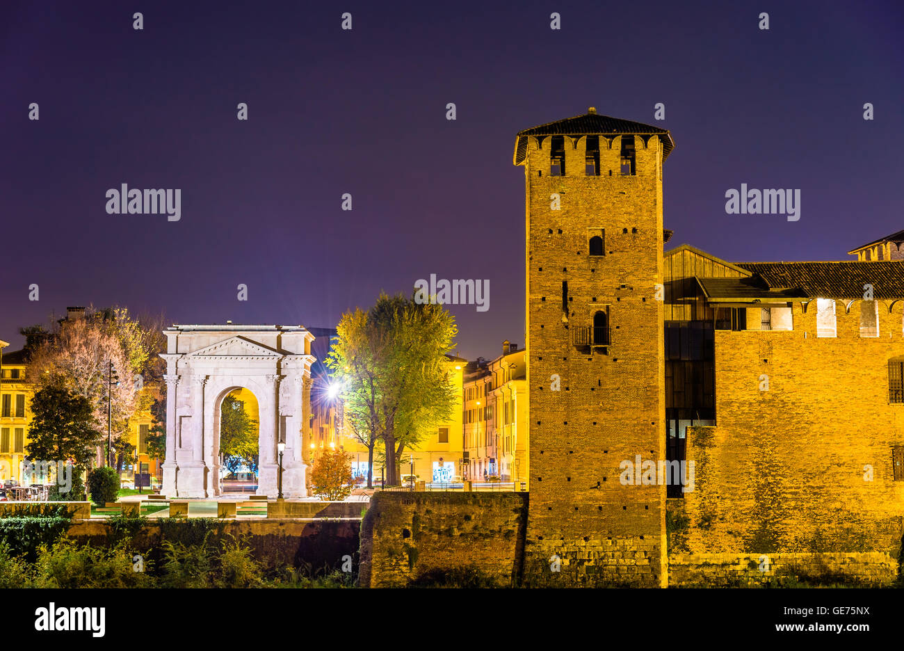 L'Arco dei Gavi et château Castelvecchio à Vérone - Italie Banque D'Images