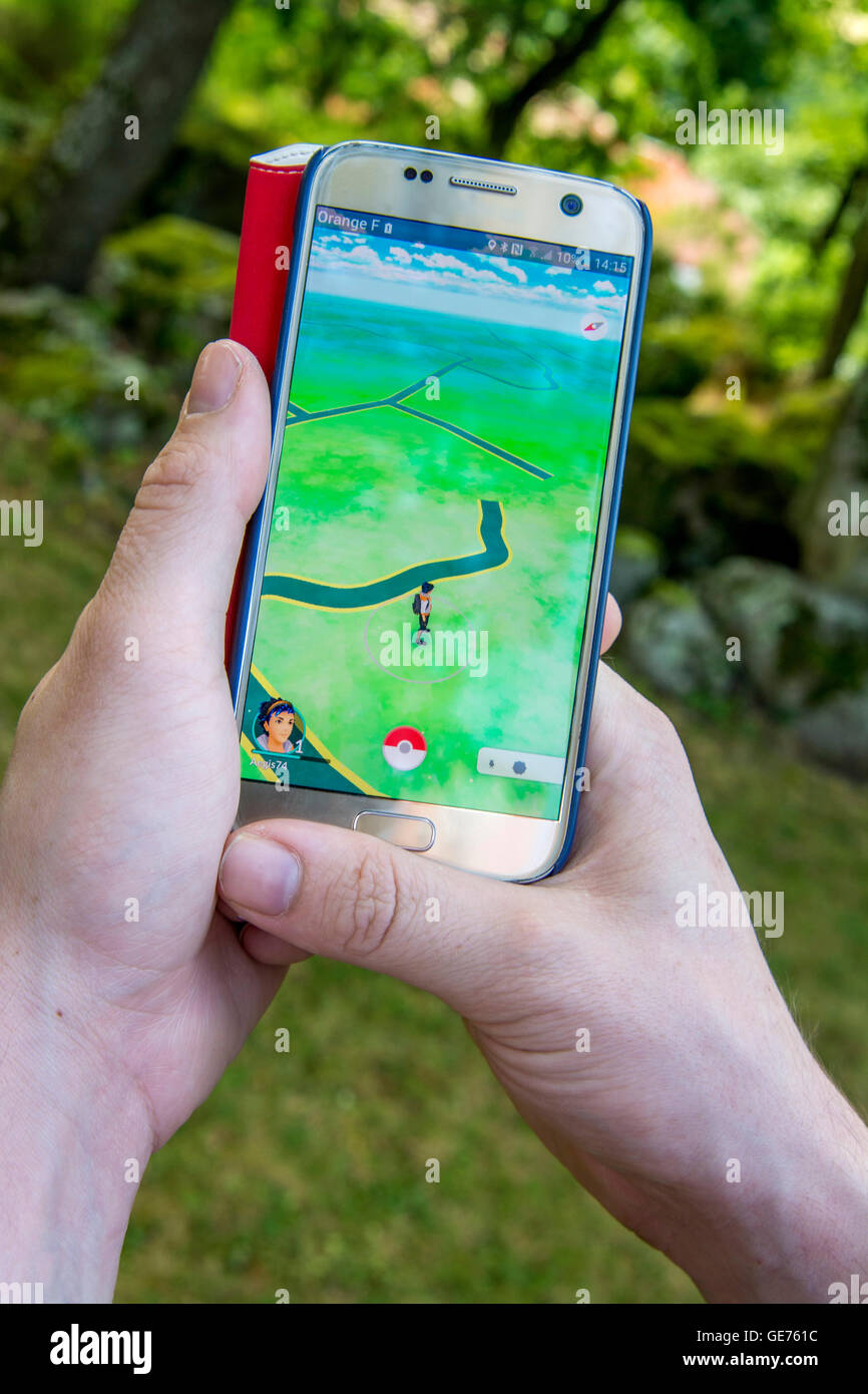 Personne utiliser un smartphone pour jouer Pokemon Rendez Banque D'Images