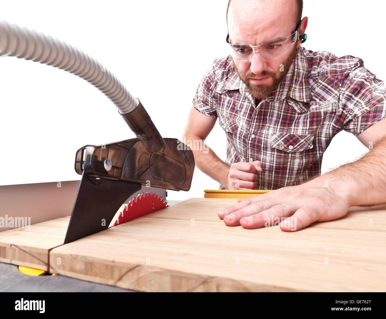 Carpenter travailler avec scie de table isolé sur fond blanc Banque D'Images