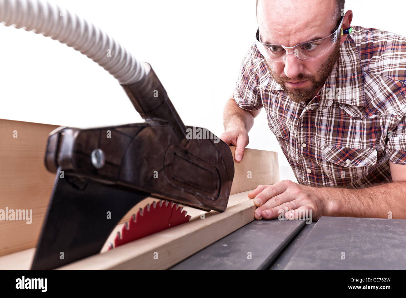 Carpenter travailler avec scie de table isolé sur fond blanc Banque D'Images