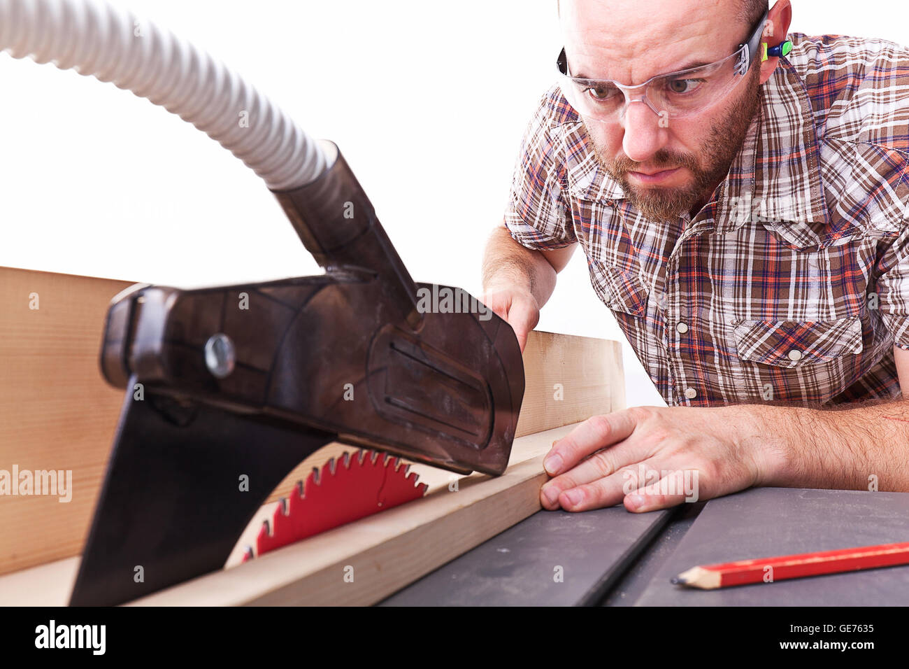 Carpenter travailler avec scie de table isolé sur fond blanc Banque D'Images