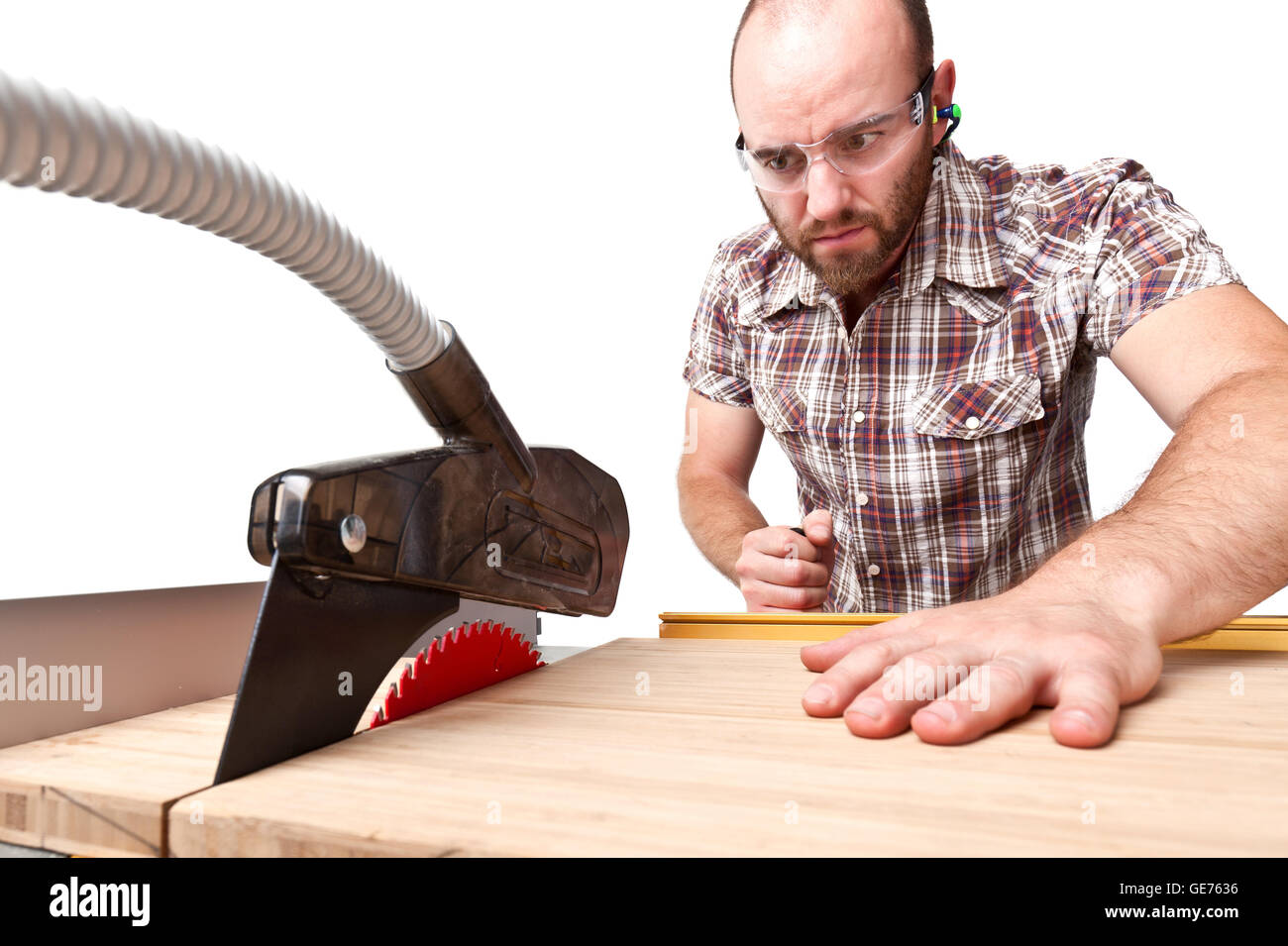 Carpenter travailler avec scie de table isolé sur fond blanc Banque D'Images