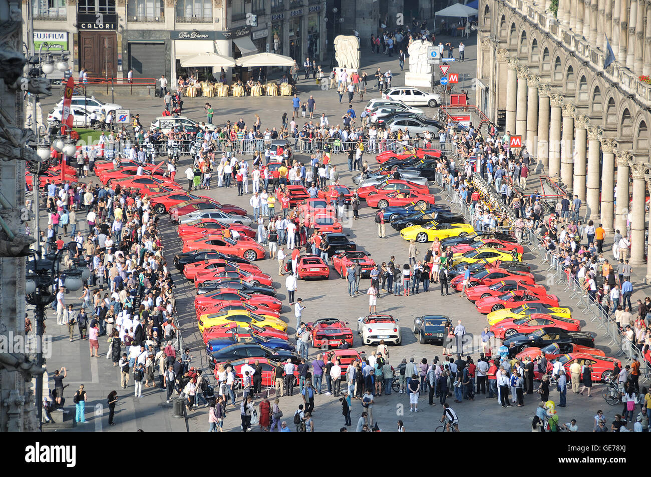 Milan, Milano, Dôme, Cathédrale, l'Église, Ferrari, bénédiction Banque D'Images