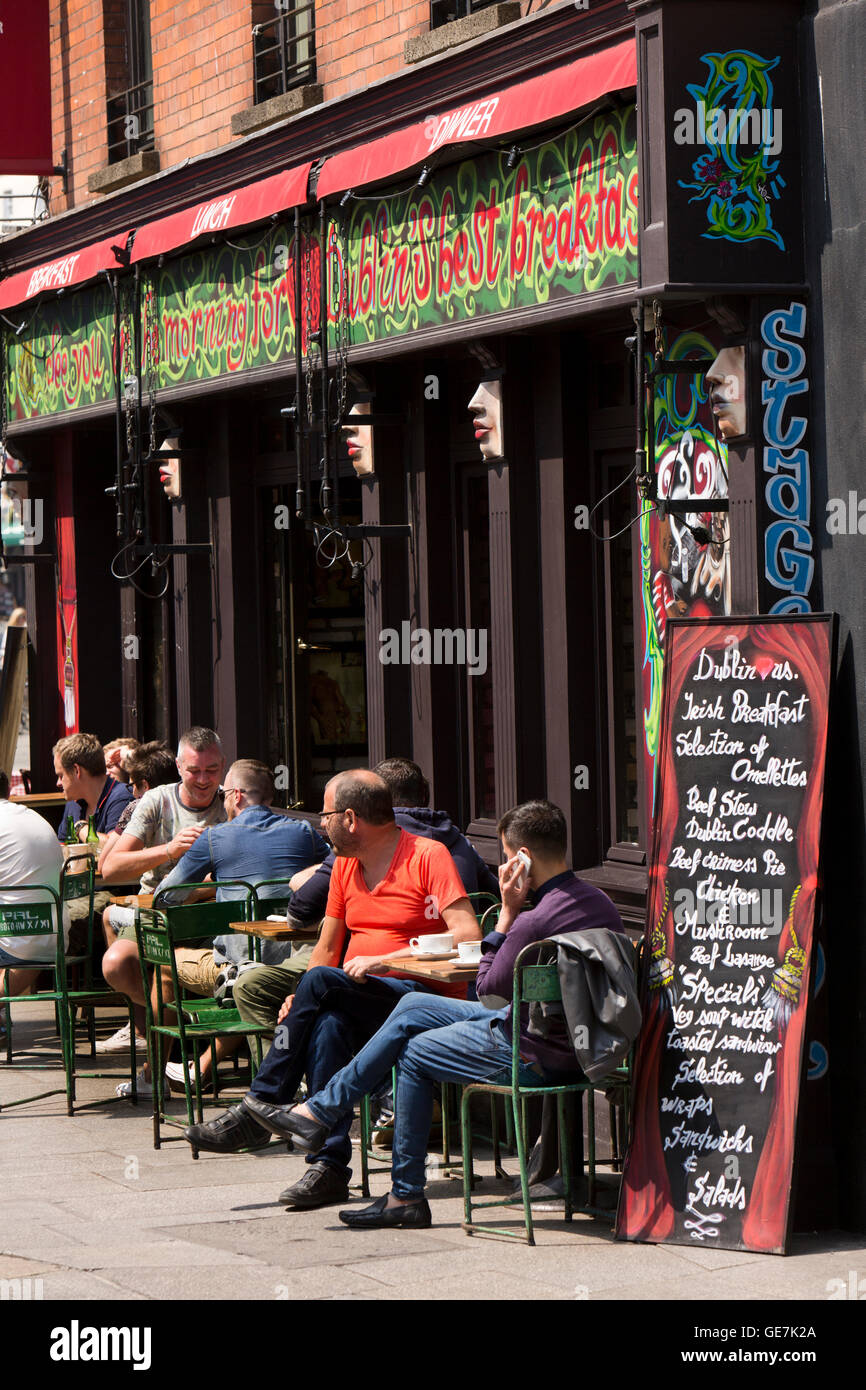 L'Irlande, Dublin, Temple Bar, Essex Street East, clients assis à des tables de la chaussée Banque D'Images