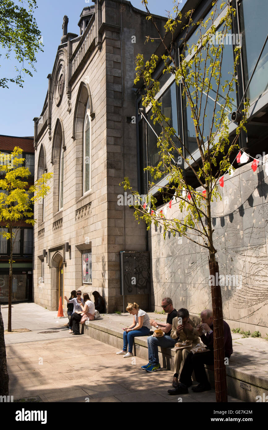 L'Irlande, Dublin, Temple Bar, Essex Street West, les gens assis au soleil à l'extérieur 1662 Smock Alley Theatre Banque D'Images