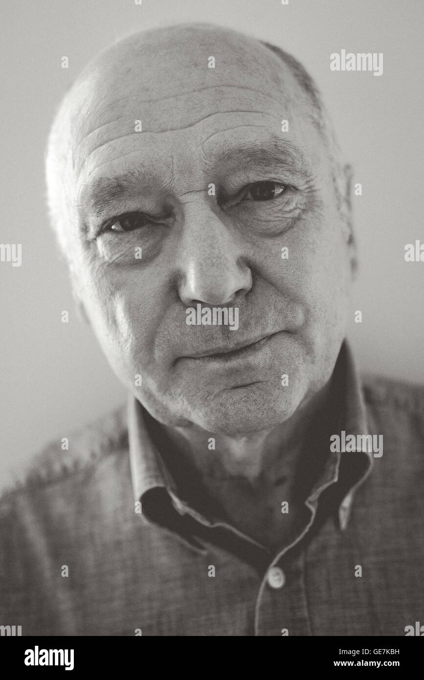 Portrait d'un photographe de presse argus brighton Tony arbre, un homme avec un visage amical et une passion pour la photographie Banque D'Images