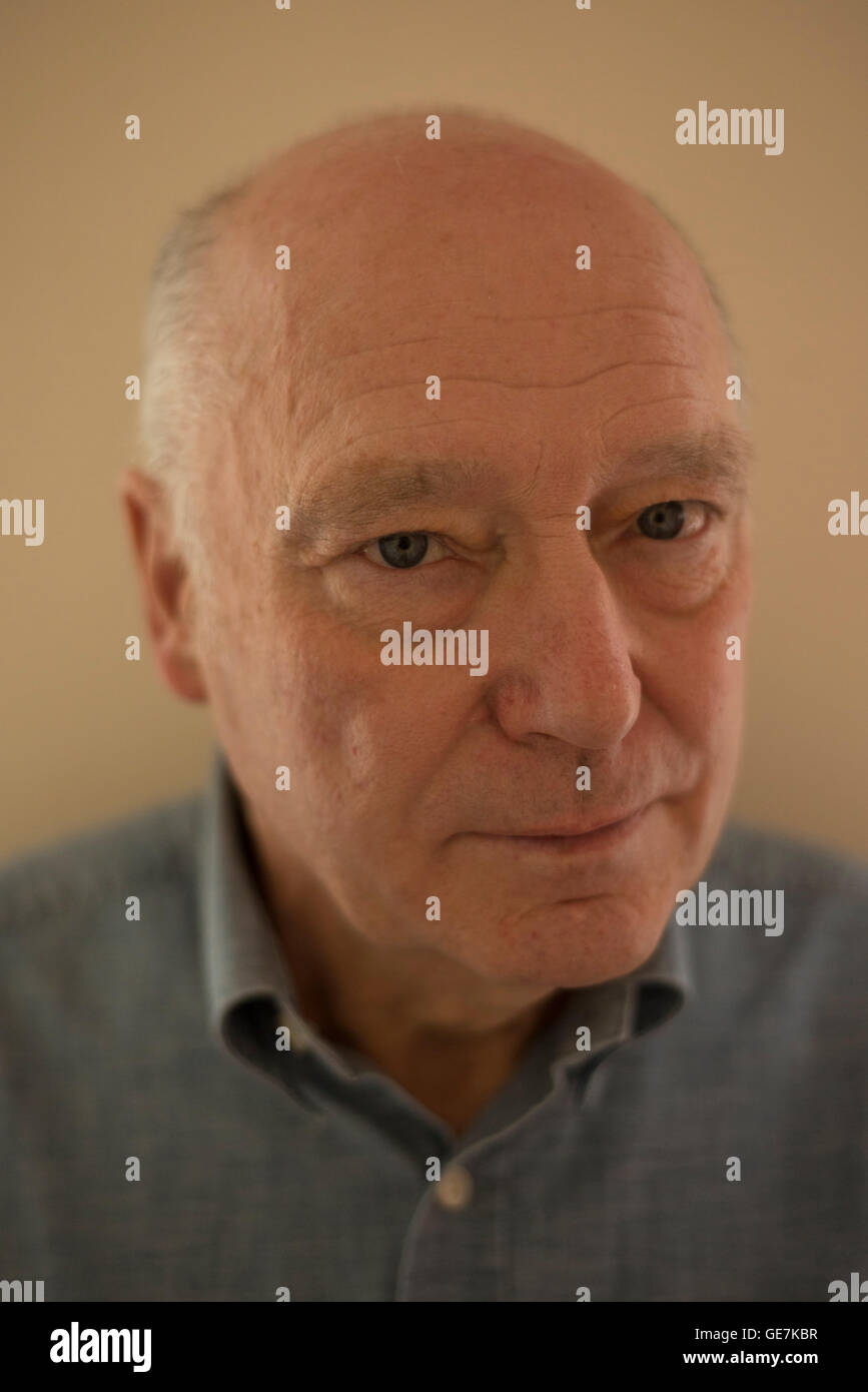 Portrait d'un photographe de presse argus brighton Tony arbre, un homme avec un visage amical et une passion pour la photographie Banque D'Images