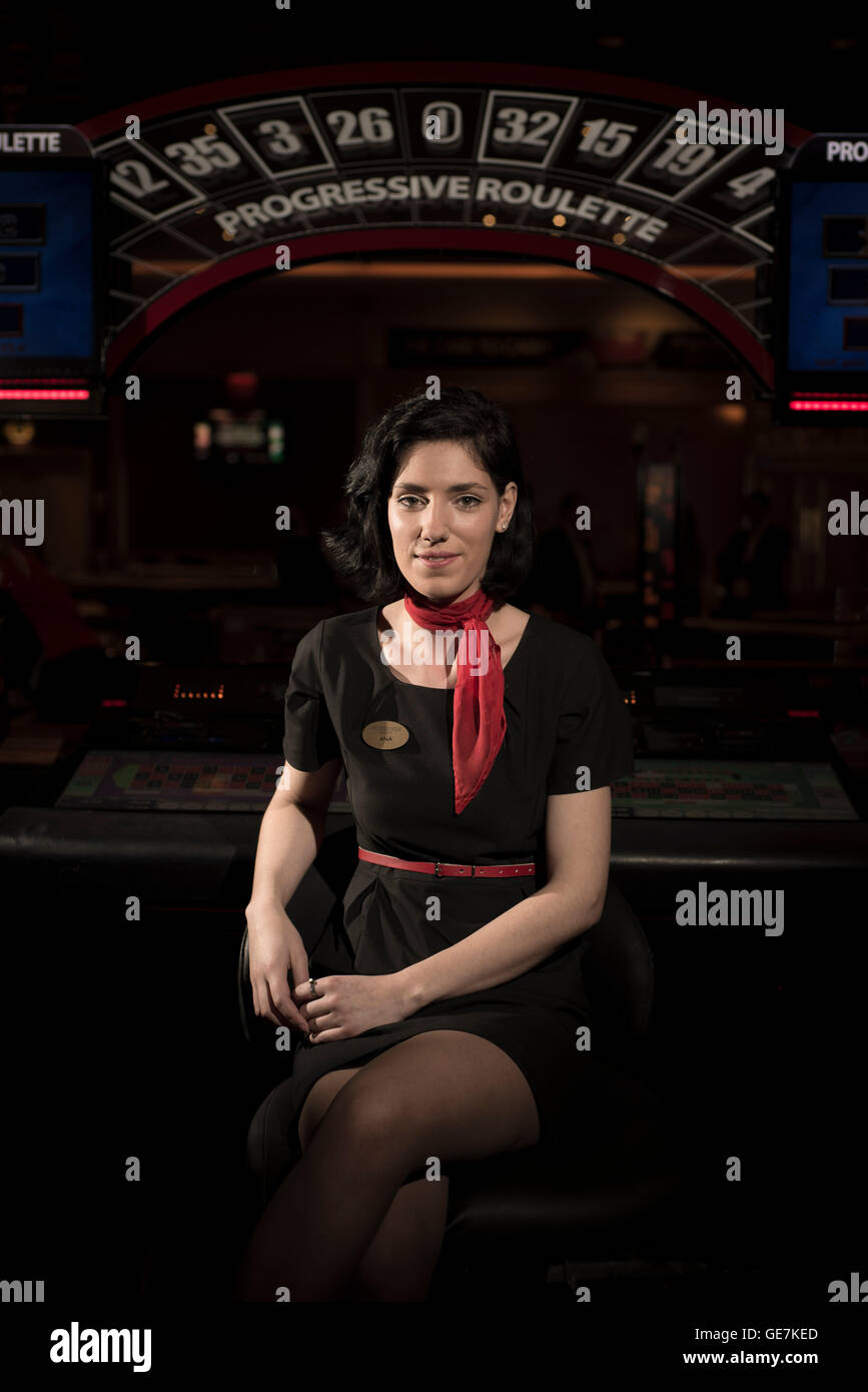 Casino croupier workers pose portrait Banque de photographies et d'images à  haute résolution - Alamy