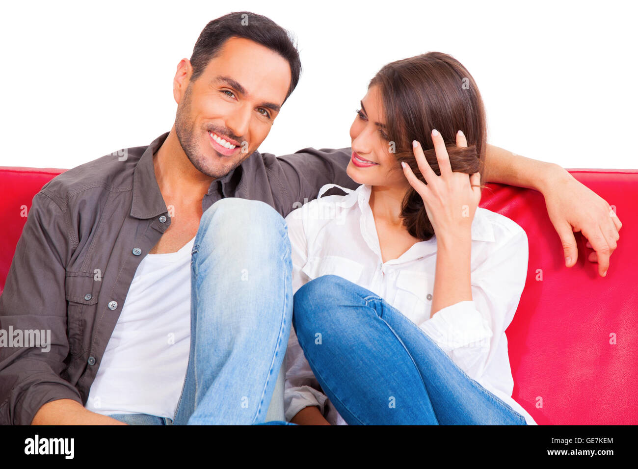 Portrait of smiling young man avec ma copine. Loving couple relaxing on sofa. Les dépenses sont de temps de loisirs plus isolés whit Banque D'Images